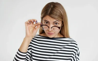 Señales de alerta que indican que podrías necesitar gafas (aunque aún veas bien)